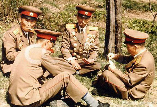 トランプに興じる除隊軍人たち（画像と本文は関係ありません）56ent.com