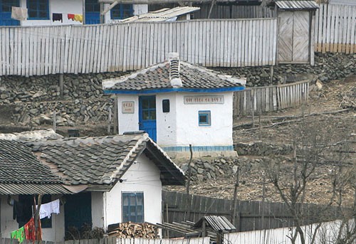 国境地帯のいたるところに警備哨所が建てられている。壁には「革命的警覚性（警戒心）をさらに高めよう！」とのスローガンが書かれている。（画像：デイリーNK）