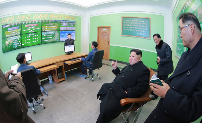 年配の幹部に立ったままメモを取らせ、自分だけエラソーな金正恩氏（朝鮮中央通信）