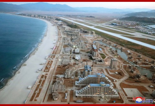 北朝鮮が東海岸に造成中の総合リゾート、元山葛麻海岸観光地区の建設現場（2018年11月1日付朝鮮中央通信）