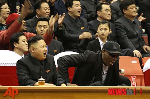 2013年3月、バスケットボールの試合を観戦する金正恩氏とデニス・ロッドマン（ニューシス Korea）