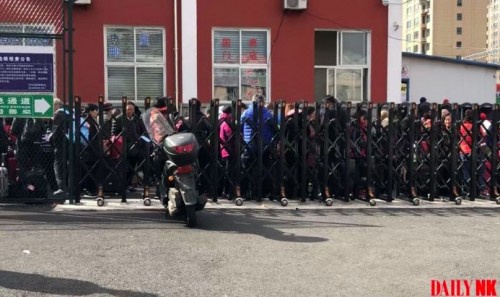 北朝鮮に向かう多数の中国人観光客が丹東税関で列に並んでいる（画像：デイリーNK情報筋）