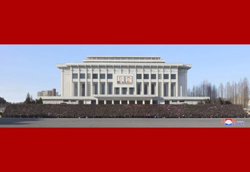 金正恩氏が第４回農業部門熱誠者会議の参加者らと記念写真を撮った（2018年12月29日付朝鮮中央通信）