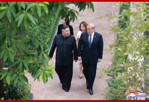 ベトナム・ハノイでの首脳会談2日目に臨んだ金正恩氏とトランプ氏（2019年3月1日付朝鮮中央通信）