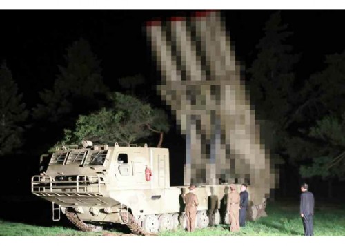 北朝鮮が2日に試射した新型の「大口径操縦ロケット砲」(2019年8月3日付労働新聞)