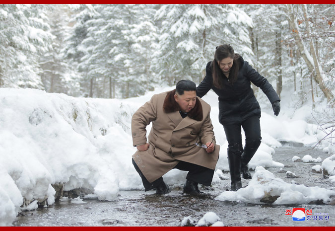 白頭山戦跡を見て回った金正恩氏（2019年12月4日付朝鮮中央通信より）