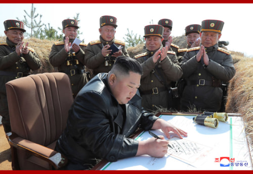 砲撃対抗競技を指導した金正恩氏（2020年3月21日付朝鮮中央通信より）