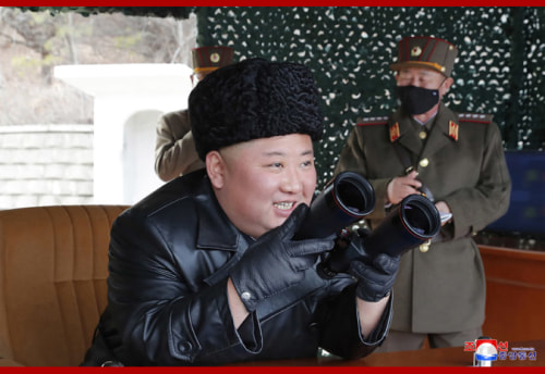 北朝鮮軍長距離砲火力打撃訓練を指導した金正恩氏（2020年3月3日付朝鮮中央通信より）