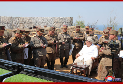 軍団別迫撃砲兵区分隊の砲撃訓練を指導した金正恩氏（2020年4月10日付朝鮮中央通信より）