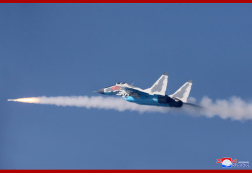 北朝鮮空軍追撃襲撃機連隊を視察した金正恩氏（2020年4月12日付朝鮮中央通信より）