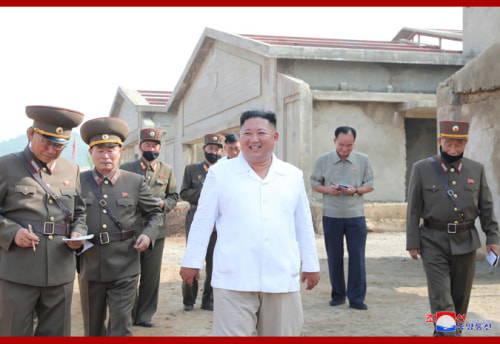 光川養鶏工場を現地指導した金正恩氏（2020年7月23日付朝鮮中央通信より）