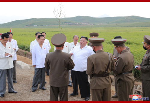 黄海北道の復旧現場を現地指導した金正恩氏（2020年9月15日付朝鮮中央通信より）