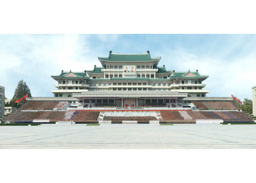 労働党75周年記念閲兵式参加者と記念写真を撮った金正恩氏（2020年10月12日付労働新聞）