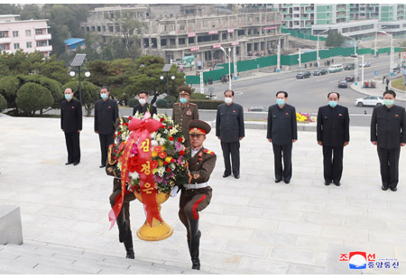 金正恩氏が中朝友誼塔に花かごを送った（2020年10月22日付朝鮮中央通信より）