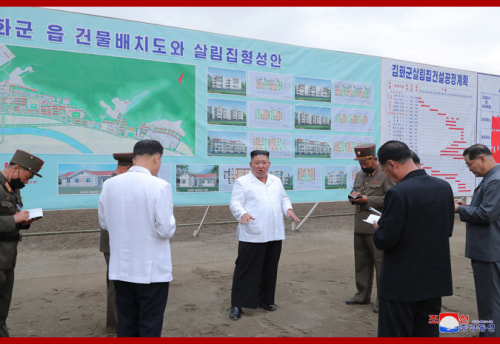 金化郡の災害復旧建設現場を現地指導した金正恩氏（2020年10月2日付朝鮮中央通信より）