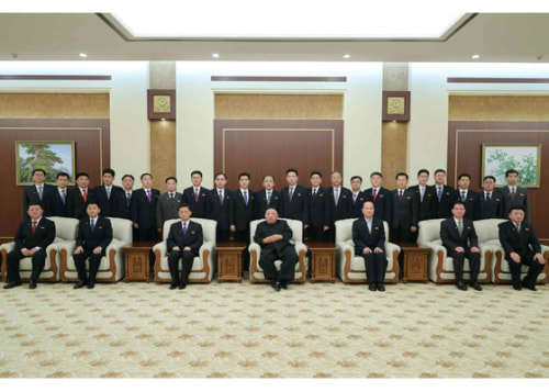 金正恩氏と内閣の新メンバーらの記念写真（2021年1月19日付労働新聞）