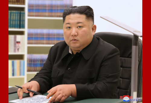 親筆書簡を送った金正恩氏（2021年1月1日付朝鮮中央通信より）