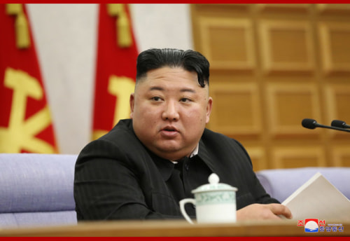 労働党第8期第2回総会第2日目会議を指導した金正恩氏（2021年2月10日付朝鮮中央通信）