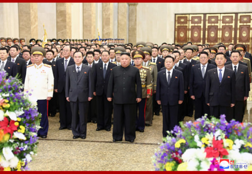 錦繍山太陽宮殿を参拝した金正恩氏（2021年17日付朝鮮中央通信）