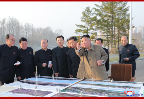 護岸段々式住宅区建設構想を示した金正恩氏（2021年3月26日付朝鮮中央通信）