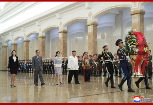 錦繍山太陽宮殿を参拝した金正恩氏（2021年4月15日付朝鮮中央通信）