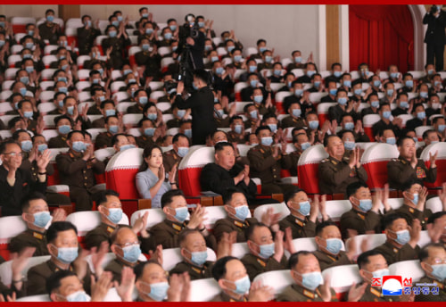 軍人家族芸術サークル公演を鑑賞した金正恩氏と李雪主夫人（2021年5月6日付朝鮮中央通信）