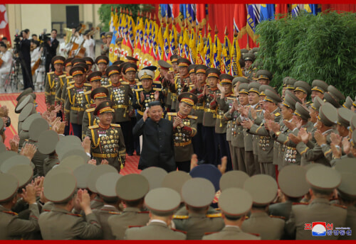 金正恩氏が北朝鮮軍指揮官・政治活動家講習会を指導した（2021年7月30日付朝鮮中央通信）