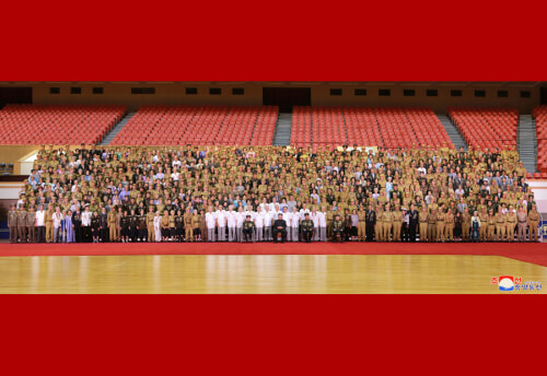 金正恩氏が老兵大会参加者と記念写真を撮った（2021年7月30日付朝鮮中央通信）