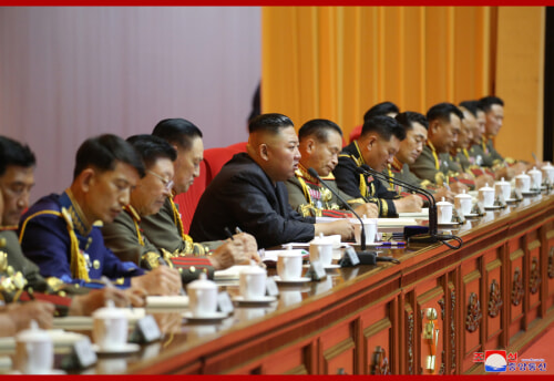 金正恩氏が北朝鮮軍指揮官・政治活動家講習会を指導した（2021年7月30日付朝鮮中央通信）