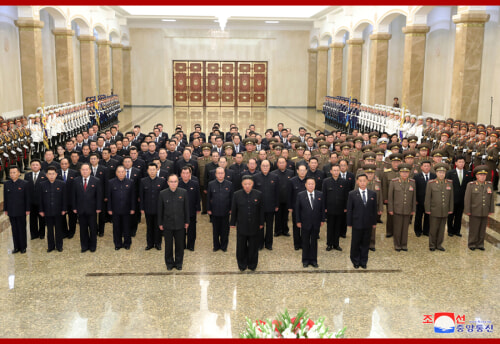 金正恩氏が錦繍山太陽を参拝した（2021年7月8日付朝鮮中央通信）