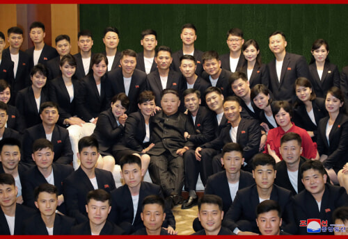 金正恩氏が芸術家と接見した（2021年7月12日付朝鮮中央通信）