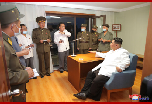 金正恩氏が普通江川岸段々式住宅区建設を現地指導した（2021年8月21日付朝鮮中央）