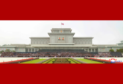 金正恩氏が青年節祝賀行事参加者と記念写真を撮った（2021年8月31日付朝鮮中央通信）