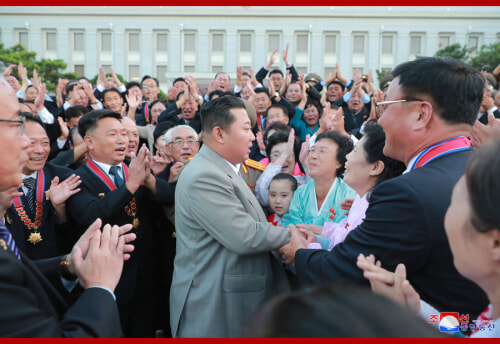 金正恩氏が革新者功労者と面会した（2021年9月9日付朝鮮中央通信）