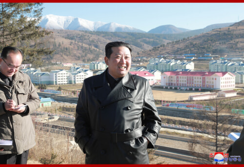 金正恩氏が三池淵郡の建設現場を現地指導した（2021年11月16日付朝鮮中央通信）