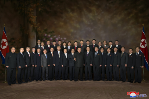 金正恩総書記はと極超音速兵器研究開発部門の中核メンバーら（2022年1月12日付朝鮮中央通信）