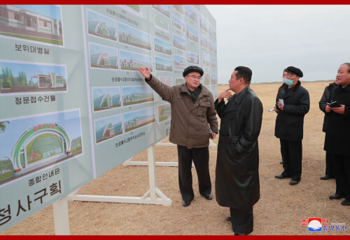 金正恩氏が連浦野菜温室農場建設予定地を視察した（2022年1月28日付朝鮮中央通信）