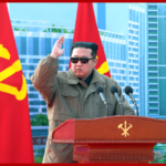 金正恩氏が和盛地区1万世帯住宅建設着工式で演説を行った(2022年2月13日付朝鮮中央通信)