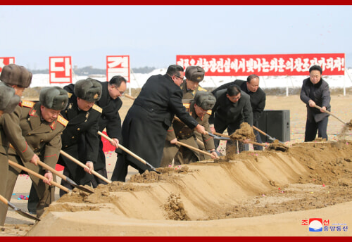 金正恩氏が蓮浦温室農場の着工式に参加した（2022年2月19日付朝鮮中央通信）
