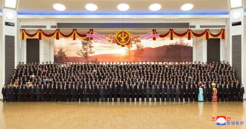 金正恩氏が火星17開発者と記念写真を撮った（2022年3月28日付朝鮮中央通信）