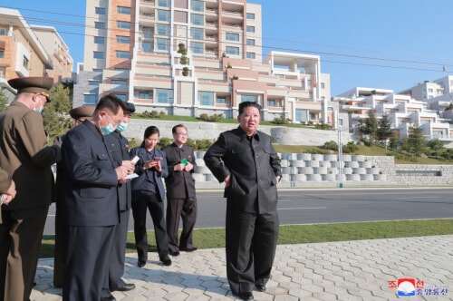 金正恩氏が普通江川岸段々式住宅区を視察した（2022年4月3日付朝鮮中央通信）
