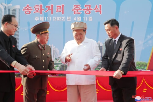 金正恩氏が松花通り竣工式でテープカットを行った（2022年4月12日付朝鮮中央通信）