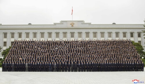 金正恩氏が特別講習会参加者と記念写真を撮った（2022年7月9日付朝鮮中央通信）