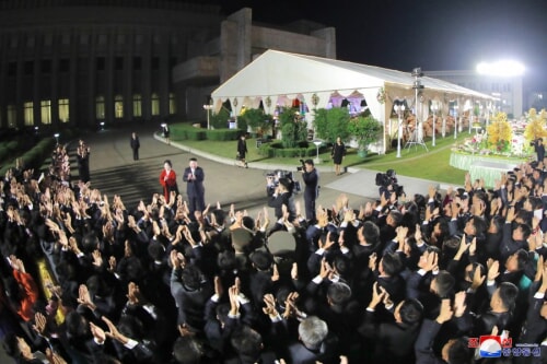 金正恩氏が建国祝賀行事参加者を奨励する宴会に出席した（2022年9月9日付朝鮮中央通信）