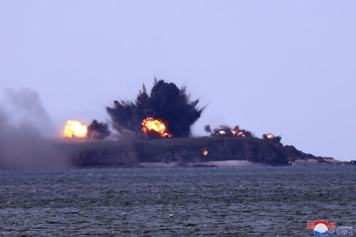 金正恩氏が長距離砲兵区分隊と空軍飛行隊の火力打撃訓練を指導（2022年10月10日付朝鮮中央通信）