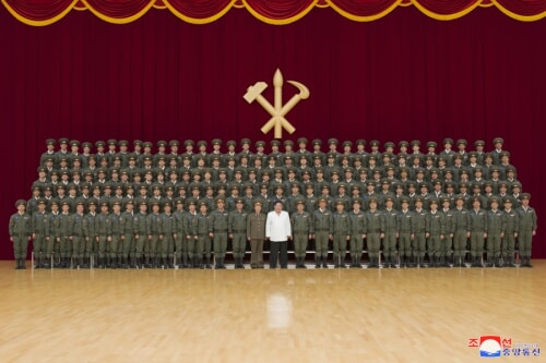金正恩氏が戦闘飛行士と記念写真を撮影した（2022年10月10日付朝鮮中央通信）