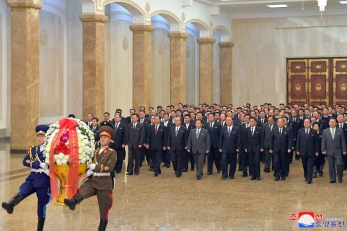 金正恩氏の死去11年に際し錦繡山太陽宮殿を参拝した幹部ら（2022年12月18日付朝鮮中央通信）