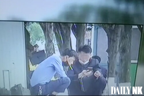 3大革命展示館前での喫煙を批判する動画（キャプチャ：デイリーNK）