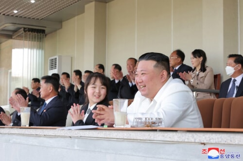 金正恩氏が娘とスポーツ大会を観戦した（2023年4月17日付朝鮮中央通信）