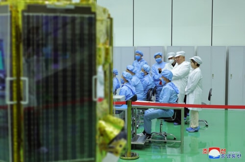 16日、非常設の衛星発射準備委員会を現地指導した金正恩氏（2023年5月17日付朝鮮中央通信）